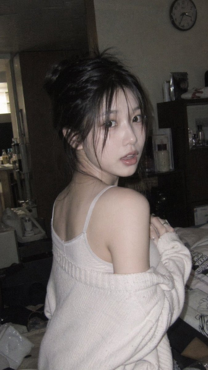 Korean Idol 3x3 Grid Portrait example image